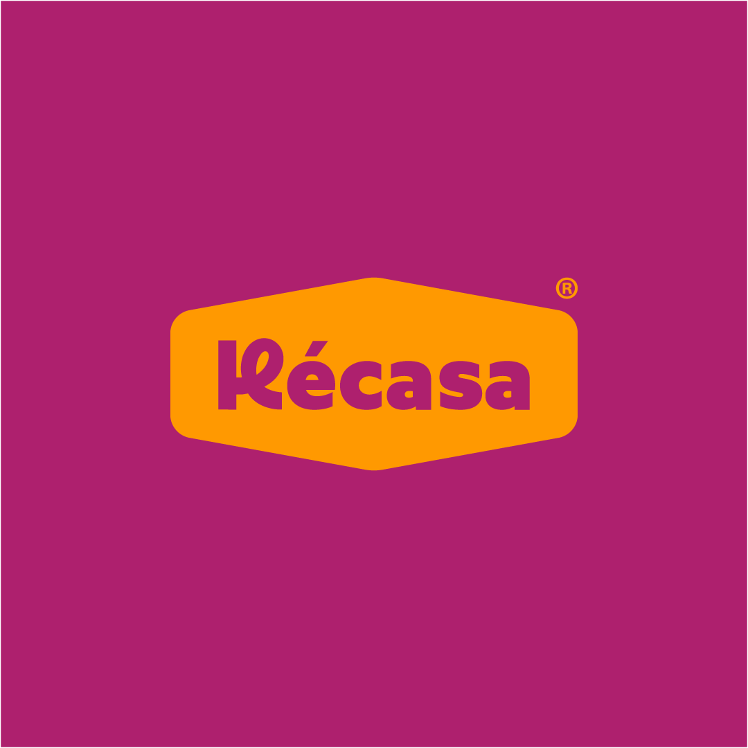 Pareja en la sala de exhibición Kécasa